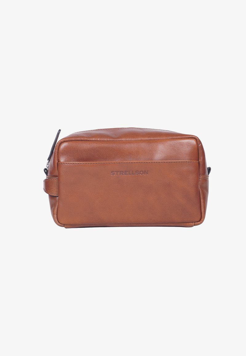 Neceser de cuero marrón de forma rectangular, textura suave, con cierre de cremallera y asa lateral; presenta un logo grabado en la parte frontal.