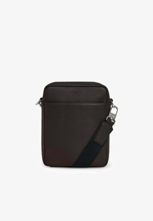 Bolso cruzado de cuero marrón oscuro con textura lisa, forma rectangular, cierre superior con cremallera y correa de tela ajustable con herrajes metálicos.