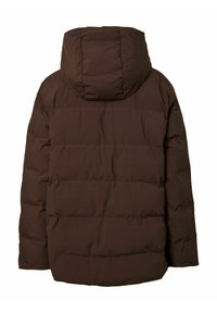 Brūns pūkainais jackets ar noņemamu kapuci, quiltēta dizaina un gludas tekstūras, ar vidēja garuma piegriezumu un bez redzamām detaļām.