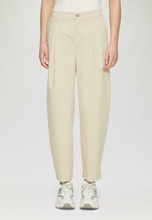 Beige, hoge taille broek met plooien, taps toelopende pijpen en een gladde textuur. Voorzien van een knoopsluiting aan de voorkant en riemlussen voor verstelbaarheid.