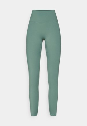 Hoge taille leggings in een muted groene kleur, gemaakt van rekbare stof, met een gladde textuur en zijzakdetails.