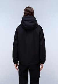 Giacca nera con cappuccio e polsini elastici, realizzata in tessuto liscio. Caratterizzata da una vestibilità comoda e priva di marchi o dettagli visibili.