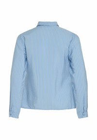 Camisa de manga larga azul claro con rayas verticales blancas, que presenta un collar y puños abotonados, fabricada con un tejido suave. Se muestra la vista posterior.