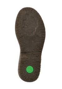 Suela de zapato de goma marrón con una superficie texturizada, que presenta ranuras direccionales y un acento circular verde con un diseño de rana.
