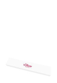 Packaging rectangular blanco con el logotipo rojo de "s.Oliver" y el eslogan "FASHION FOR LIFE" impreso en él. Superficie lisa, diseño minimalista.