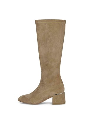 Bota de ante color marrón claro hasta la rodilla con puntera redondeada y tacón ancho que cuenta con un fino detalle metálico cerca de la parte superior del tacón.