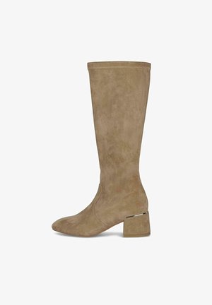 Botte en daim beige montant jusqu'au genou, à bout arrondi et talon bloc avec un fin accent métallique près du haut du talon.