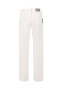 Pantaloni in denim bianco con design a gamba dritta, tasche posteriori e una toppa in pelle con il marchio sulla cintura. Texture liscia, senza motivi visibili.