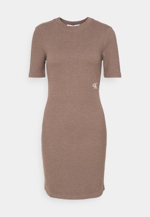 Přiléhavé hnědé pletené šaty na krátký rukáv ke kolenům s kulatým výstřihem a malým bílým logem "cK" na levém boku pasu.