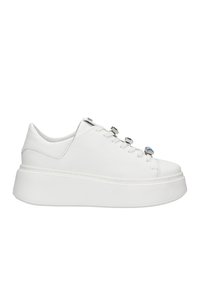 Baskets plateforme en cuir blanc avec une finition texturée, dotées d'œillets en métal argenté et d'un détail en bleu sur les lacets.