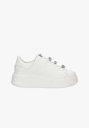 Sneakers platform bianchi in pelle con finitura testurizzata, dotati di occhielli in tonalità argento e un dettaglio blu sui lacci.