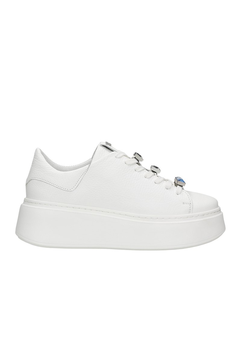 Baskets plateforme en cuir blanc avec une finition texturée, dotées d'œillets en métal argenté et d'un détail en bleu sur les lacets.