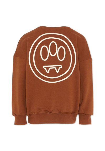 Brązowa bluza z kapturem z białą, obrysowaną grafiką trzech owalnych kształtów oraz dwoma kłami przypominającymi zęby, umieszczonymi w dwóch koncentrycznych kołach na plecach.