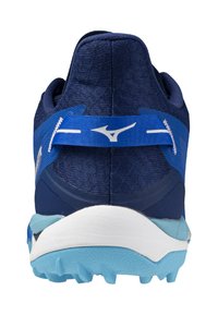 Blå sportskor med en texturerad tygövre, accentuerad med ett kontrasterande blått band och en vit och ljusblå sula med mönster för bra grepp.