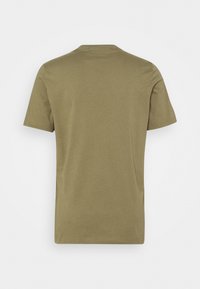Olivově zelené bavlněné tričko s krátkým rukávem a kulatým výstřihem. Hladká textura, klasický střih, bez vzorů a ozdob.
