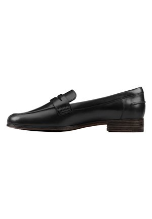 Schwarzer Penny-Loafer aus Leder mit niedrigem, geschichtetem Holzabsatz und abgerundetem Zehenbereich, von der Außenseite auf weißem Hintergrund gezeigt.