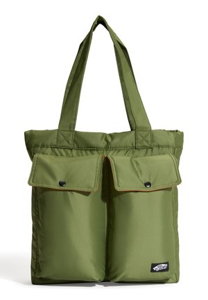 Grøn totetaske med to frontlommer med klapper sikret med sorte trykknapper og dobbelte skulderstropper, placeret på hvid baggrund.