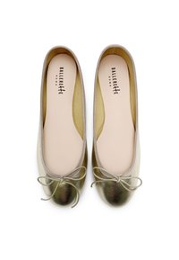 Ballet flats metallici dorati con punta morbida e arrotondata, rifinitura grigia e un piccolo fiocco sul davanti. Texture in pelle liscia.