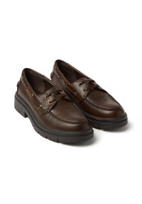 Scarpe in pelle marrone con punta arrotondata, design con lacci, occhielli in tono oro e suola in gomma testurizzata. Presentano accenti di cuciture a contrasto.