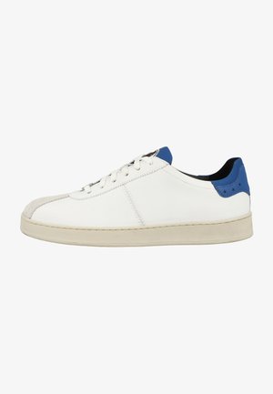 Hvide lædersneakers med blå accenter, blød ruskind toe cap, flade snørebånd og gummisål. Siden har synlige detaljer og logo-patch.