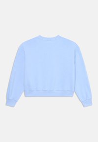 Gaiši zila īsa lietus jaka ar garām piedurknēm. Iespējamais apaļš kakla izgriezums, ribotas piedurknes un gluda, mīksta tekstūra.