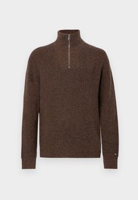 Brun strikket sweater med høj krave og halv lynlås. Har ribbede manchetter og kant, med en tekstureret overflade og minimale accentdetaljer.