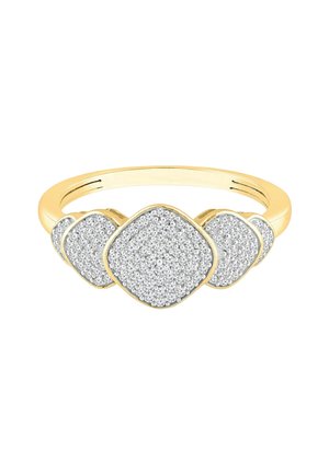 Gouden ring met vier diamanten bezette vierkante clusters, gerangschikt in een rij op de band tegen een witte achtergrond.