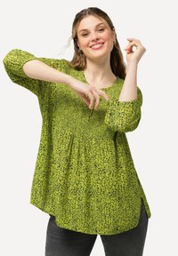 Ulla Popken 3/4 SLEEVE SMOCKED - Camicetta - apple green