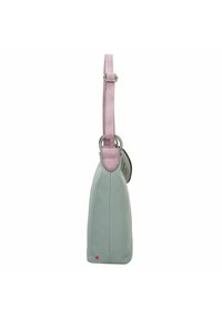 Bolso de mano verde claro con una textura suave, adornado con pequeñas estrellas rosas, cuenta con una correa rosa y herrajes plateados.