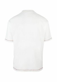 Camiseta blanca de manga corta con cuello redondo, que presenta costuras en rojo contrastante a lo largo de las mangas y el dobladillo inferior.