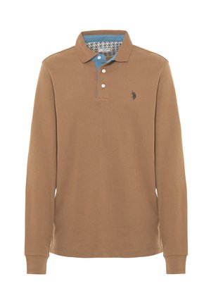 Polo a maniche lunghe in cotone marrone chiaro, con un colletto blu e un motivo houndstooth all'interno. Tre bottoni bianchi al collo.