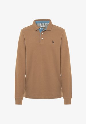 Polo a maniche lunghe in cotone marrone chiaro, con un colletto blu e un motivo houndstooth all'interno. Tre bottoni bianchi al collo.