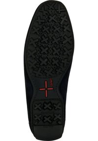 Schwarze Gummisohle mit strukturiertem Muster, ausgestattet mit 'GEOX'-Branding und einem roten Akzent. Das Design umfasst ein kreuzförmiges Profil für besseren Grip.