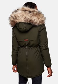 Parka verde oliva con capucha de piel sintética, cierre de cremallera, cintura con cordón y puños elásticos, con un parche de logo en la parte posterior.