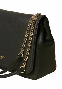 Borsa nera in pelle con tracolla a catena dorata, superficie testurizzata, chiusura a patta e marchio discreto sul davanti.