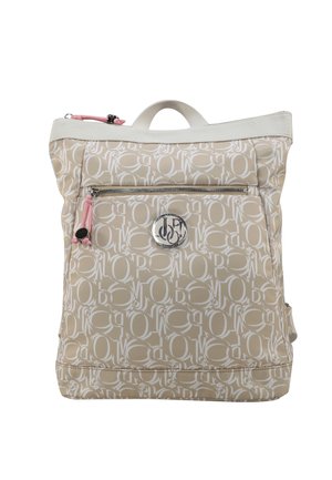 Beiger und weiß gemusterter Rucksack mit Frontreißverschlusstasche, pinkem Zipper, Stoffgriff oben und rundem silbernen Logo-Abzeichen auf dem Vorderteil.