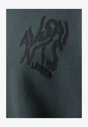 Mörkgrön textil med ett framträdande svart grafiskt tryck av texten "ALLSAINTS LONDON" i ett stiliserat, vågigt typsnitt.
