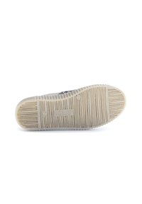 Zool van een beige sneaker met een gestructureerde grip en de merknaam "Gabor" in het midden gebl Excelookt, weergegeven tegen een witte achtergrond.