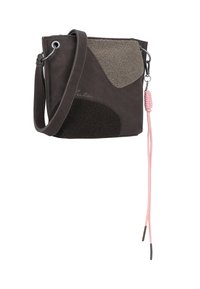 Bolso cruzado de cuero marrón con acentos de ante en marrón oscuro y topo, correa ajustable y un detalle de borlas trenzadas en color rosa.