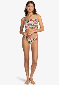 Blumiges Bikiniset mit einem Cropped-Top mit verstellbaren Trägern und passenden tief geschnittenen Höschen. Farben sind Schwarz, Pink und Grün. Angenehme, glatte Textur.