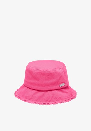 Cappello a secchiello rosa in tessuto con una finitura strutturata. Presenta una tesa sfrangiata e una piccola targhetta con logo in metallo sul lato.