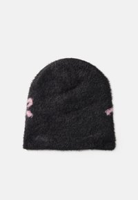 Zwarte beanie met een zachte, pluizige textuur, voorzien van lichtroze accenten aan elke kant. Rondomtopt, ontworpen voor warmte en comfort.