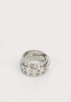  Trois anneaux en argent, de largeur variable, présentent des chiffres gravés de 1 à 23 sur le bandeau extérieur, marqués "Fabriqué en Italie" à l'intérieur.