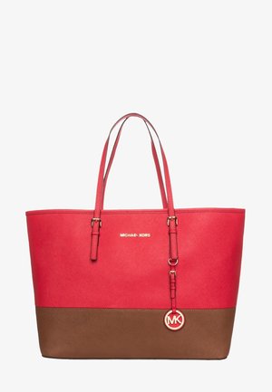 Czerwona syntetyczna torba na ramię z dwoma uchwytami, brązowym dnem, złotym logo i brelokiem. Charakteryzuje się gładką fakturą i minimalistycznym designem.