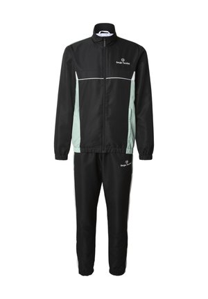 Chándal Sergio Tacchini en negro y verde claro con chaqueta con cremallera y puños elásticos en mangas y pantalones, logo blanco en el pecho y el muslo.