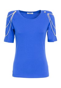 Blauwe t-shirt met korte mouwen, gemaakt van zacht materiaal, met decoratieve kettingen en kralen op de schouder, ronde halslijn en aansluitende pasvorm.