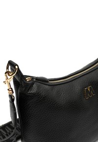 Sac à main en cuir noir avec une finition texturée, dotée d'une fermeture éclair dorée et d'un logo accent doré, ainsi qu'une bandoulière amovible.