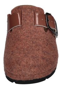 Sabot en feutre marron avec une sangle synthétique brune lisse et brillante et une boucle en argent. Bout arrondi et surface texturée. Semelle en caoutchouc noir.