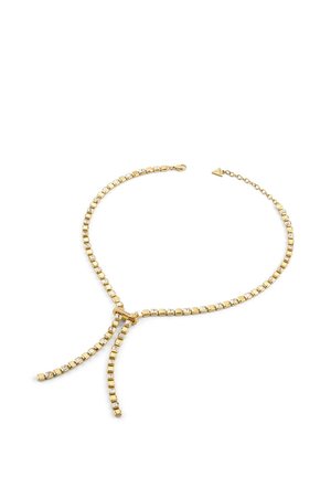 Collier chaîne ton or avec maillons carrés et pierres transparentes, style lariat avec deux extrémités pendantes sur fond blanc.