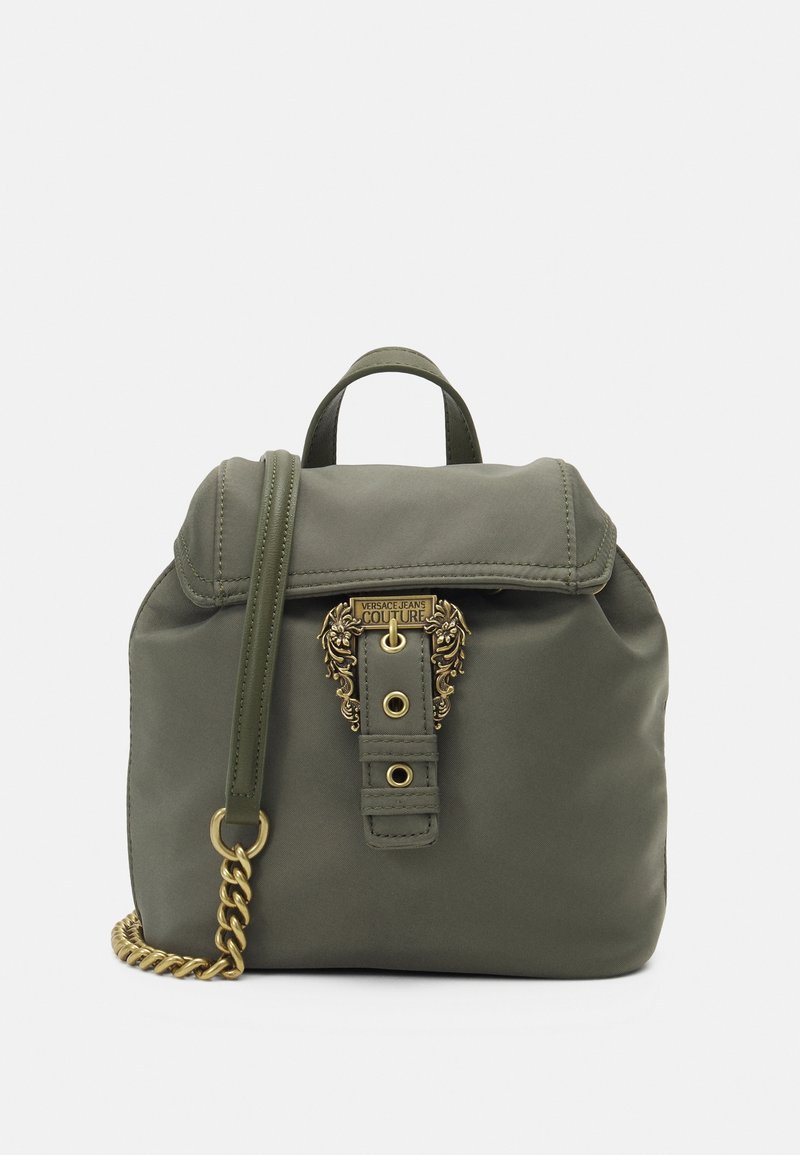 Olivegrön nylonryggsäck med en strukturerad form, viklock, detaljer i guldton, kedjeackent och dekorativ spänne.